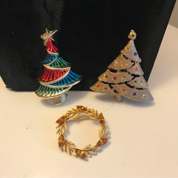 3 vintage Christmas themed pins. - Picture 7 of 7